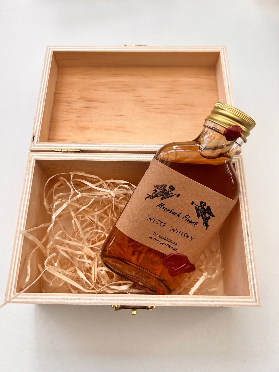 Moorbach Finest 100 ml in einer Holzgeschenkkiste mit Holzwolle