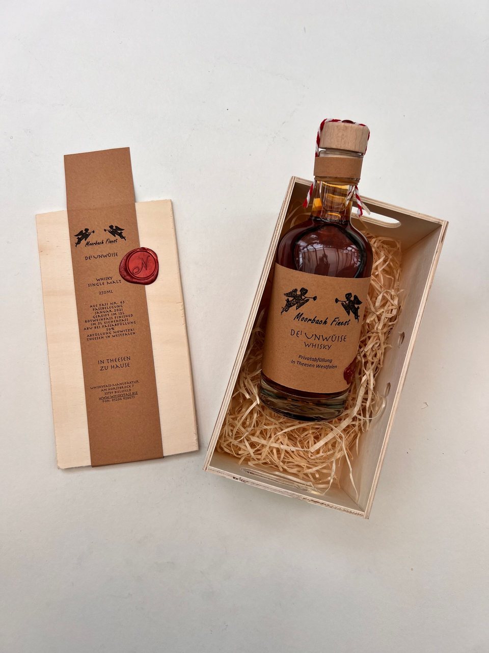 Moorbach Finest „De Unwŭise“ 250 ml in geöffneter Holzgeschenkkiste mit Banderole und Wachsstempel