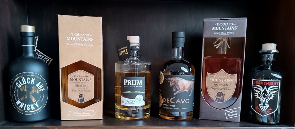 Regionale Single Malts aus Westfalen und dem Sauerland nebeneinander aufgestellt