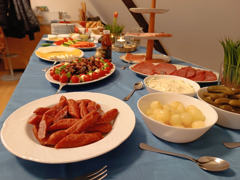 Abendbrot beim Tasting: Platten mit Schinken, Wurstspezialitäten und regionalem Käse