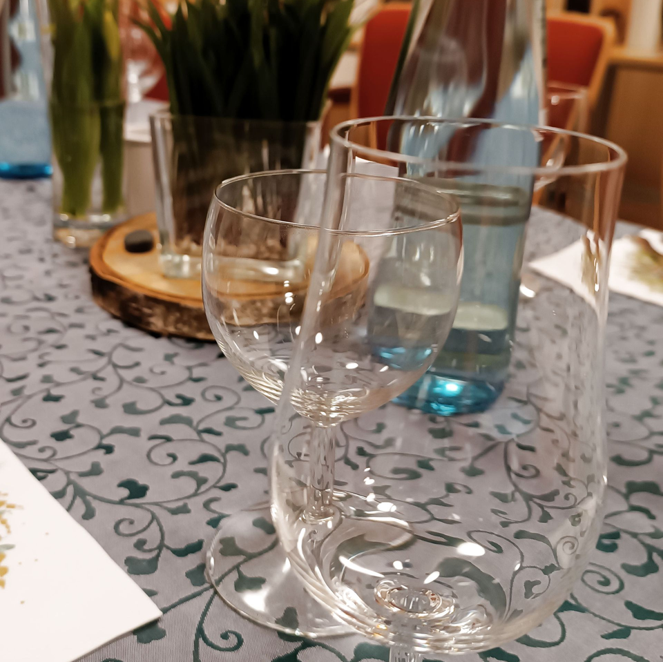 Gedeckter Tisch mit Nosinggläsern für ein Whisky Tasting